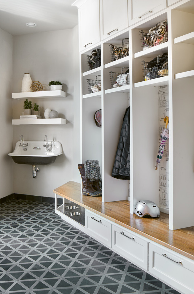 デンバーにある広いトランジショナルスタイルのおしゃれな家事室 (落し込みパネル扉のキャビネット、白いキャビネット、グレーの壁、セラミックタイルの床、黒い床) の写真