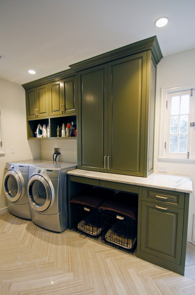 Foto di una lavanderia classica con ante con bugna sagomata, ante verdi, top in marmo, pareti bianche e lavatrice e asciugatrice affiancate
