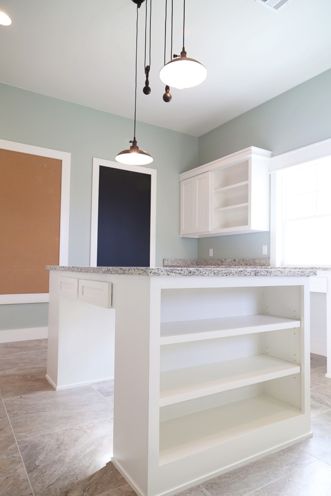 Exempel på en stor lantlig l-formad tvättstuga enbart för tvätt, med en undermonterad diskho, skåp i shakerstil, vita skåp, granitbänkskiva, blå väggar, klinkergolv i keramik och beiget golv