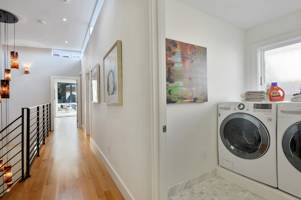 Ejemplo de cuarto de lavado lineal minimalista pequeño con paredes blancas, suelo de mármol y suelo multicolor