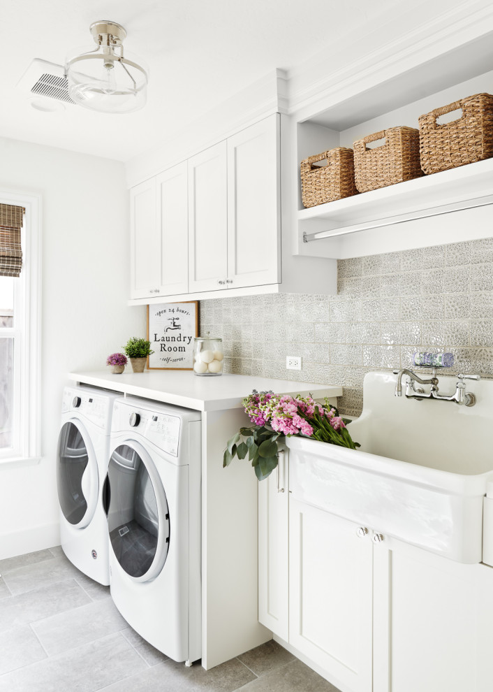 Idéer för mellanstora vintage linjära vitt tvättstugor enbart för tvätt, med en allbänk, skåp i shakerstil, vita skåp, vita väggar, en tvättmaskin och torktumlare bredvid varandra, grått golv, bänkskiva i kvartsit och klinkergolv i porslin