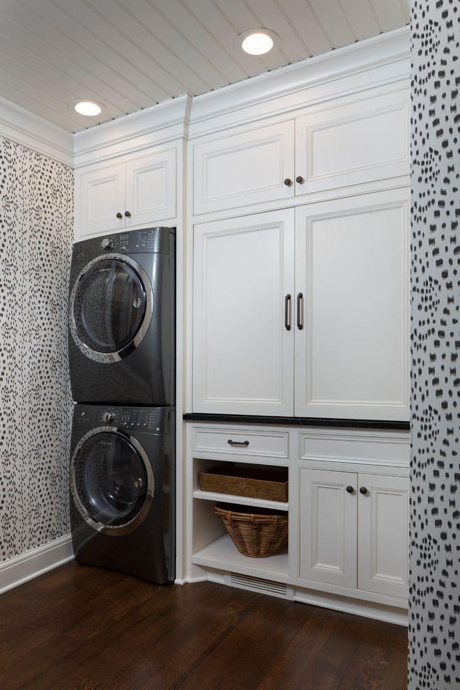 Idéer för stora vintage tvättstugor enbart för tvätt, med luckor med profilerade fronter, vita skåp, mörkt trägolv, en tvättpelare och brunt golv