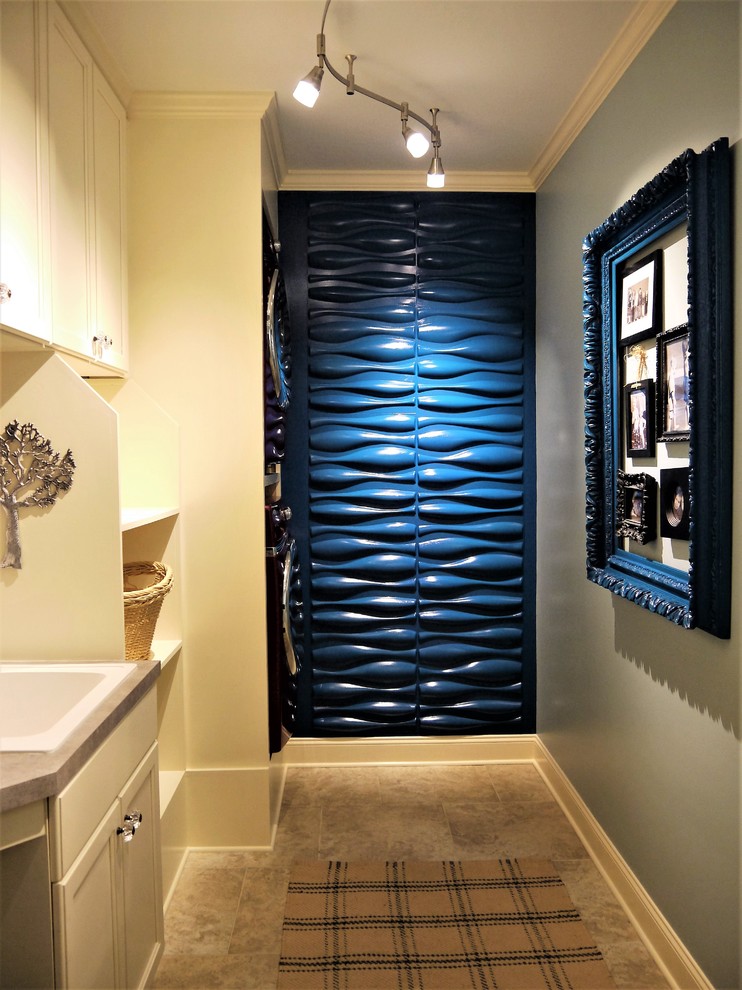 Inspiration för små moderna parallella tvättstugor enbart för tvätt, med en allbänk, luckor med upphöjd panel, vita skåp, blå väggar, klinkergolv i keramik, en tvättpelare och beiget golv