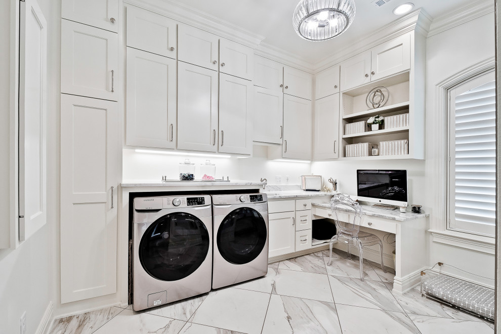 Foto di una grande lavanderia multiuso classica con ante bianche, top in granito, lavatrice e asciugatrice affiancate e pavimento bianco