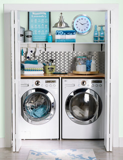 Fotos de lavaderos, Diseños de armarios lavadero con suelo de madera clara  - Febrero 2024