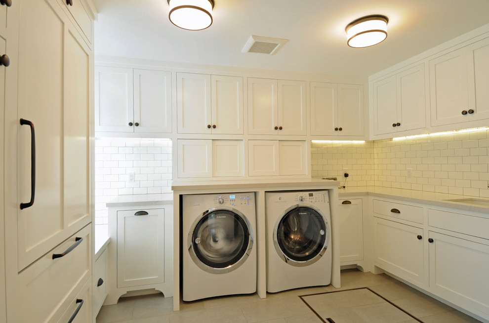 Immagine di una sala lavanderia classica di medie dimensioni con ante in stile shaker, ante bianche, pareti bianche, pavimento in gres porcellanato, lavatrice e asciugatrice affiancate, lavello sottopiano e top bianco