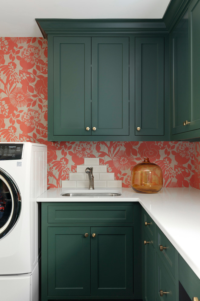 Imagen de cuarto de lavado en L marinero pequeño con puertas de armario verdes, encimera de cuarcita, paredes multicolor, encimeras blancas, fregadero bajoencimera y armarios estilo shaker