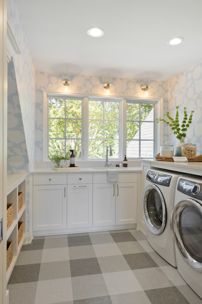 Exempel på en maritim vita u-formad vitt tvättstuga enbart för tvätt, med en undermonterad diskho, skåp i shakerstil, vita skåp, blå väggar och grått golv