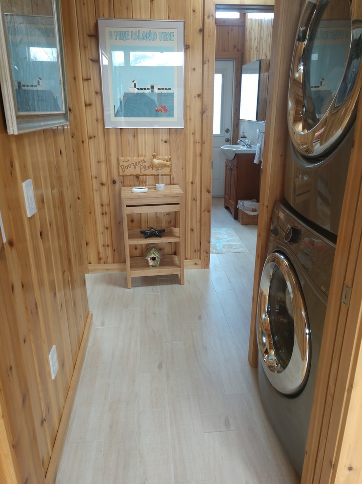 Источник вдохновения для домашнего уюта: маленькая кладовка в морском стиле с с сушильной машиной на стиральной машине для на участке и в саду