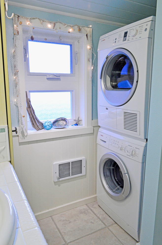 Пример оригинального дизайна: маленькая параллельная универсальная комната в морском стиле с столешницей из плитки, синими стенами, полом из винила и с сушильной машиной на стиральной машине для на участке и в саду