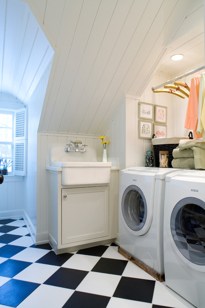 Imagen de cuarto de lavado tradicional de tamaño medio con fregadero sobremueble, lavadora y secadora juntas, armarios con paneles empotrados, puertas de armario blancas y paredes blancas