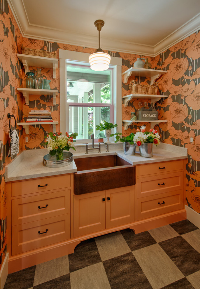 Bild på en mellanstor vintage grå grått tvättstuga, med en rustik diskho, skåp i shakerstil, orange skåp, bänkskiva i kvarts, linoleumgolv, en tvättmaskin och torktumlare bredvid varandra och flerfärgade väggar