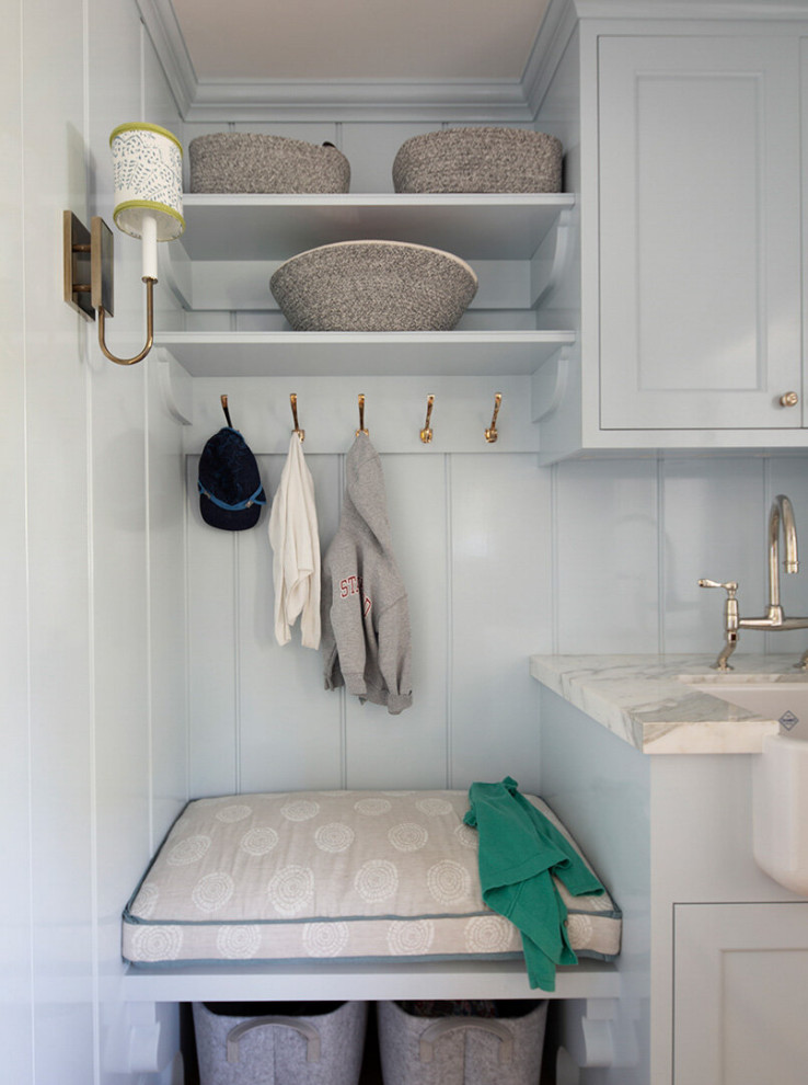 Diseño de cuarto de lavado en L clásico de tamaño medio con fregadero sobremueble, armarios con paneles empotrados, puertas de armario grises, encimera de mármol, paredes grises y encimeras grises