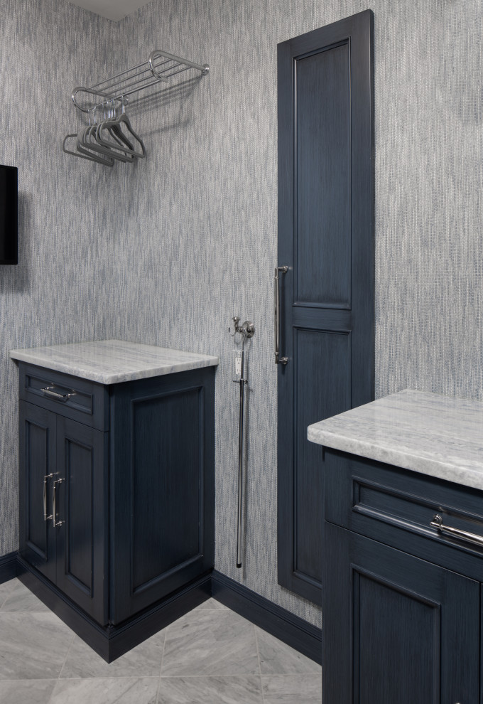 Idéer för små vintage parallella grått tvättstugor enbart för tvätt, med en nedsänkt diskho, luckor med profilerade fronter, blå skåp, marmorbänkskiva, flerfärgad stänkskydd, stänkskydd i porslinskakel, blå väggar, marmorgolv, en tvättmaskin och torktumlare bredvid varandra och vitt golv