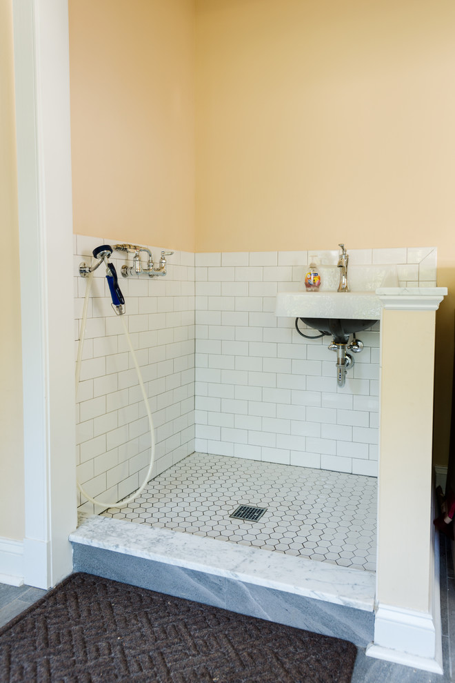 Idéer för ett litet klassiskt badrum, med gula väggar, klinkergolv i keramik och grått golv