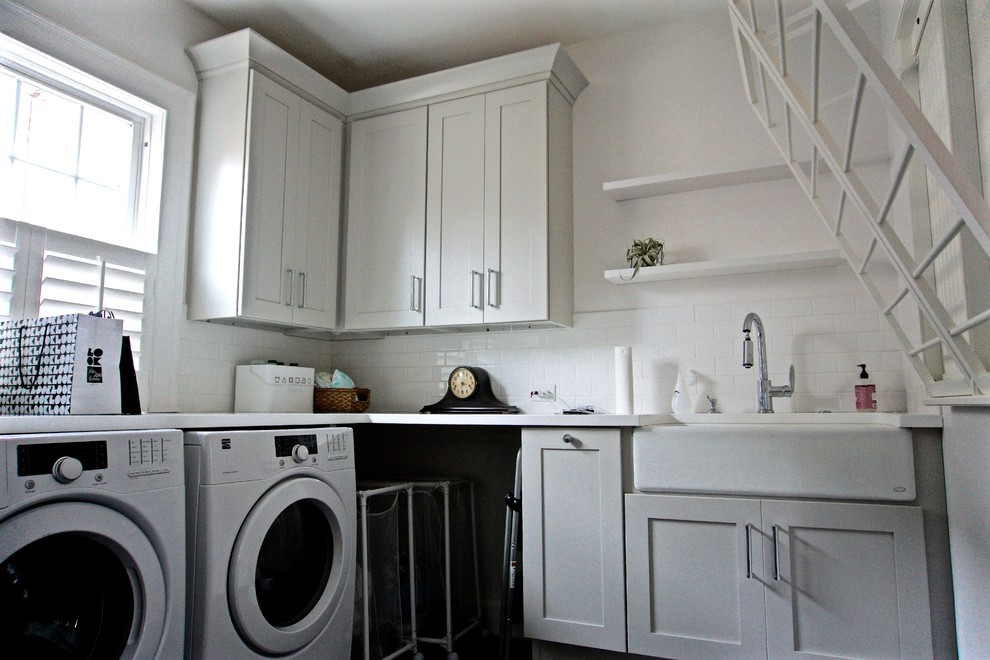 Immagine di una piccola sala lavanderia con lavello stile country, ante in stile shaker, ante bianche, pareti bianche, pavimento con piastrelle in ceramica e lavatrice e asciugatrice affiancate
