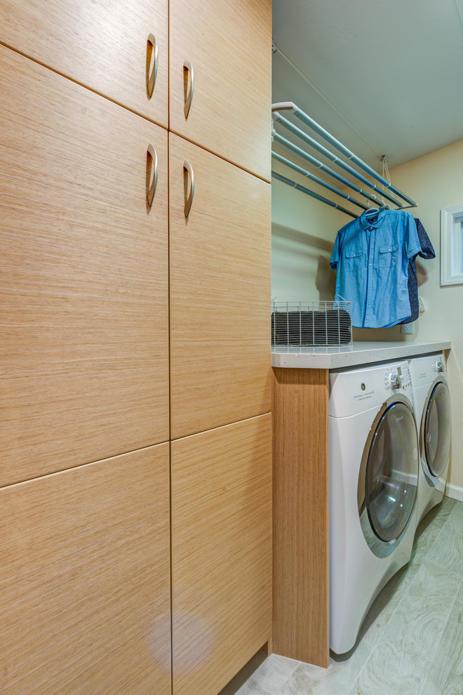 Esempio di una piccola sala lavanderia classica con ante lisce, ante beige, top in quarzo composito, pareti gialle, pavimento in laminato, lavatrice e asciugatrice affiancate e pavimento bianco