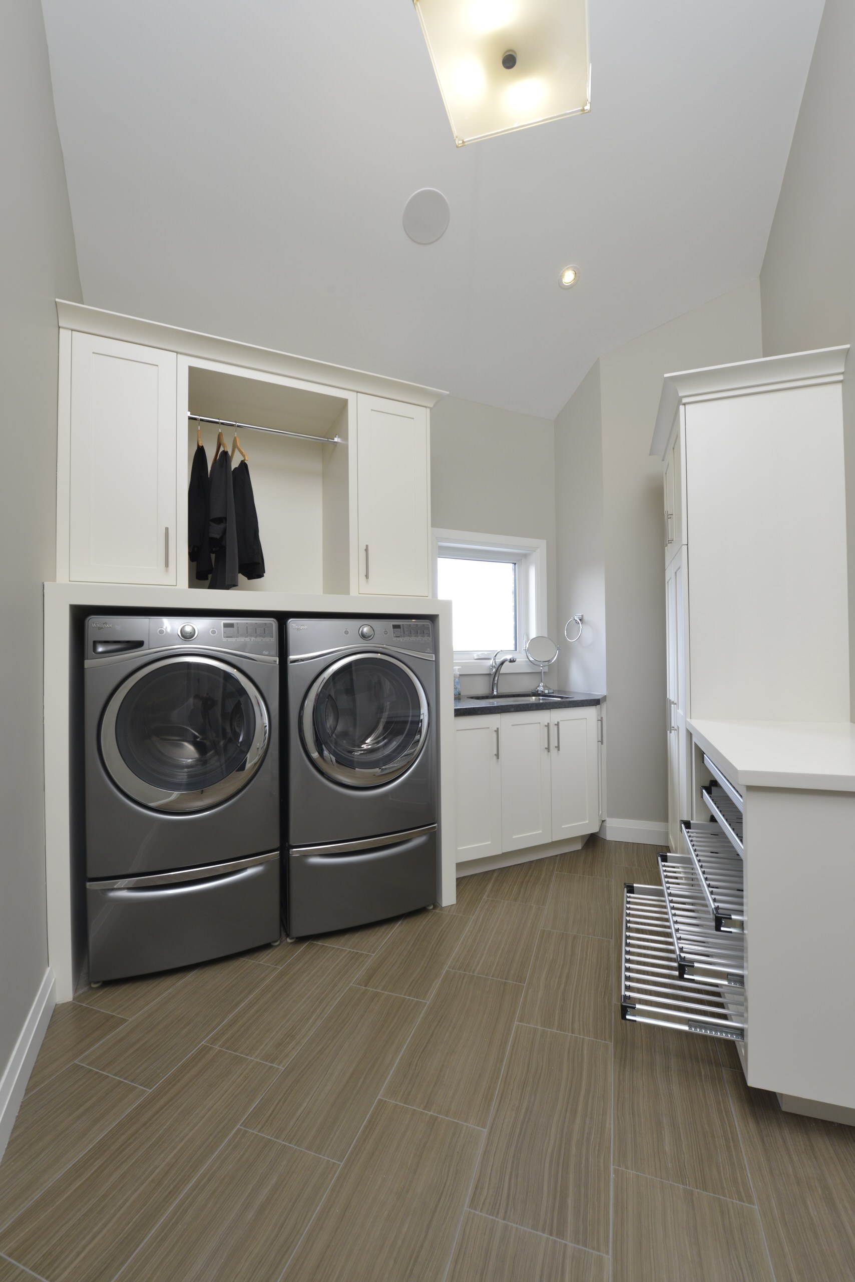 https://st.hzcdn.com/simgs/pictures/laundry-rooms/contemporary-laundry-room-lindsay-construction-services-img~be116525036a41e5_14-3112-1-da7ecba.jpg