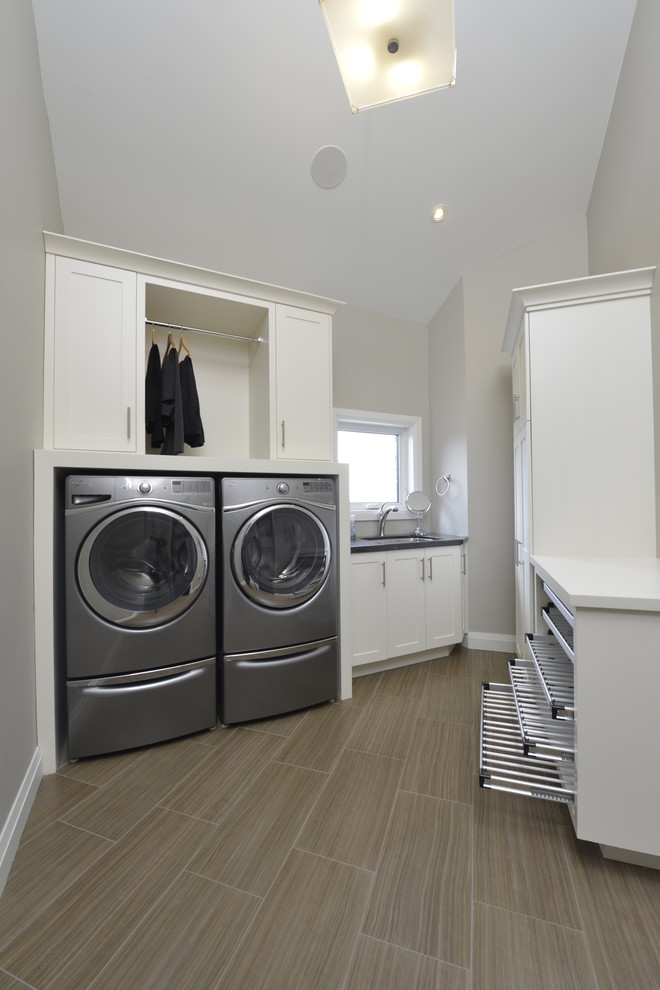 Esempio di una sala lavanderia classica di medie dimensioni con lavello sottopiano, ante in stile shaker, ante bianche, pareti grigie, lavatrice e asciugatrice affiancate e pavimento con piastrelle in ceramica