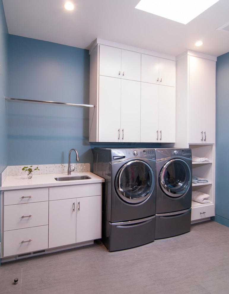 Trendy laundry room photo in San Francisco