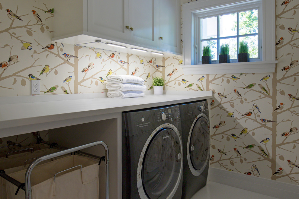 Esempio di una piccola lavanderia multiuso design con ante bianche, ante in stile shaker e lavatrice e asciugatrice affiancate