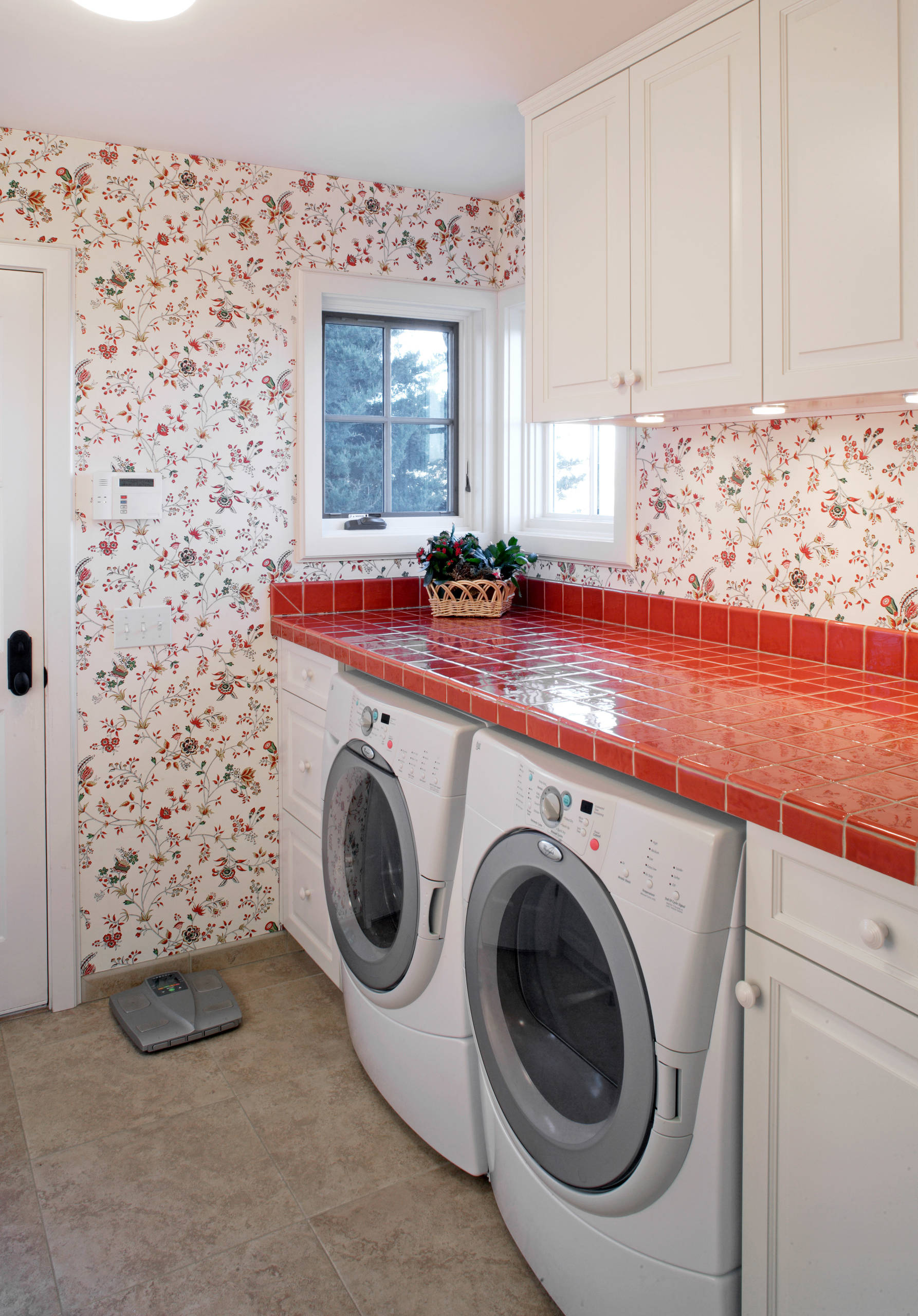 75 Laundry Room with Tile Countertops Ideas You'll Love - January