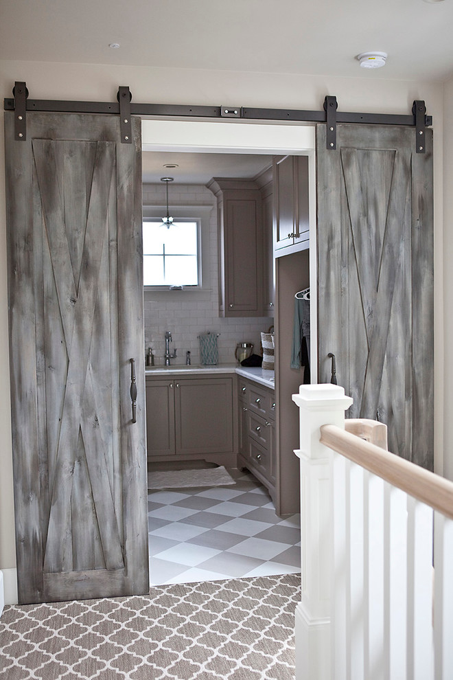 Esempio di una grande sala lavanderia chic con pareti beige, lavello sottopiano, ante in stile shaker, top in marmo, pavimento con piastrelle in ceramica e ante grigie