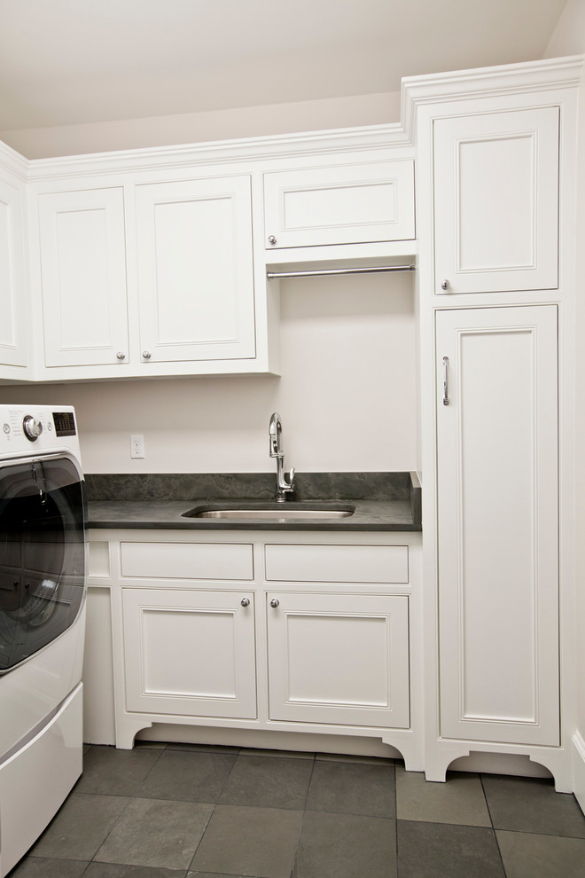 Example of a laundry room design in Houston