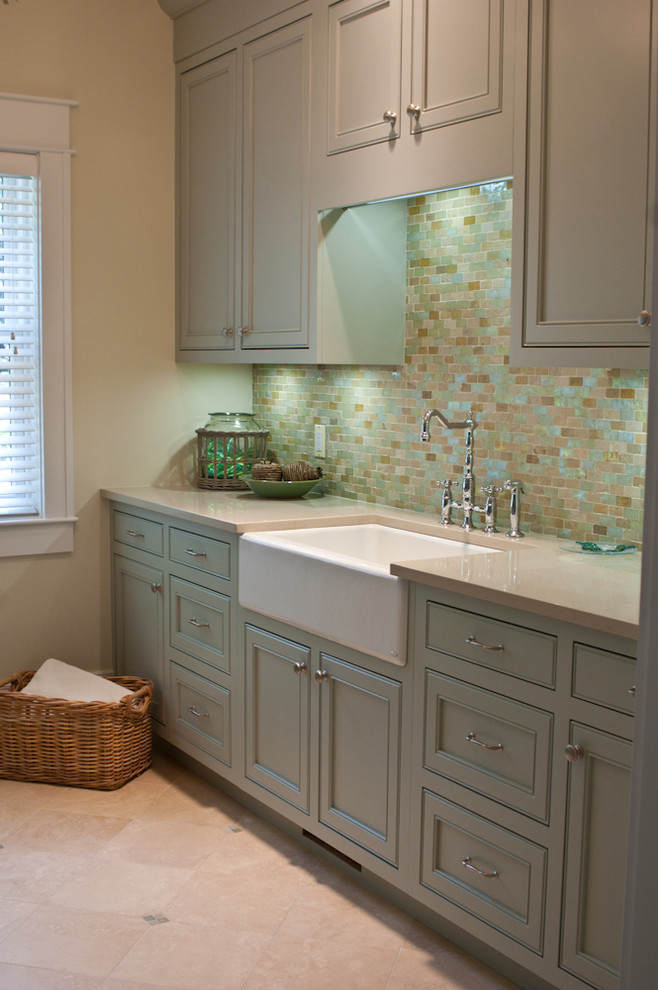 Idéer för att renovera en stor beige parallell beige tvättstuga enbart för tvätt och med garderob, med en rustik diskho, luckor med infälld panel, gröna skåp, bänkskiva i kvarts, blått stänkskydd, stänkskydd i mosaik, gula väggar, klinkergolv i porslin och beiget golv