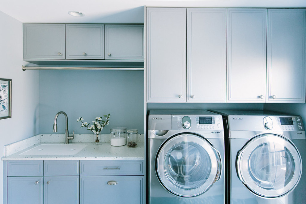 Diseño de lavadero clásico renovado con encimera de vidrio reciclado, suelo de baldosas de porcelana y puertas de armario grises