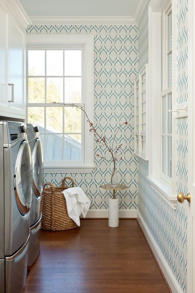 Idéer för mellanstora vintage parallella tvättstugor enbart för tvätt, med luckor med infälld panel, vita skåp, flerfärgade väggar, mörkt trägolv och en tvättmaskin och torktumlare bredvid varandra