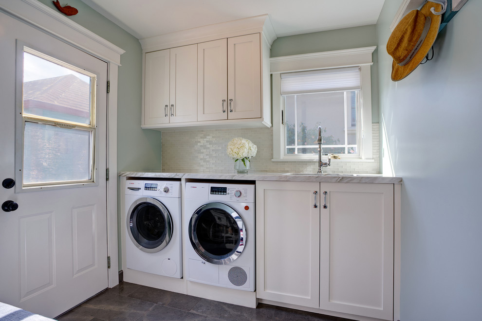 Inspiration för små maritima parallella tvättstugor enbart för tvätt, med en undermonterad diskho, skåp i shakerstil, vita skåp, marmorbänkskiva, blå väggar, marmorgolv och en tvättmaskin och torktumlare bredvid varandra
