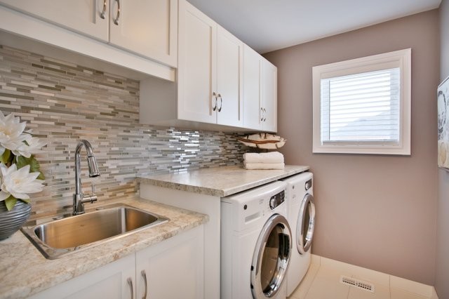 Example of a classic laundry room design in Toronto