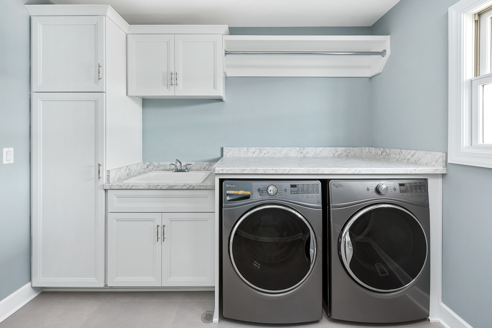 Idéer för en mellanstor amerikansk linjär tvättstuga enbart för tvätt och med garderob, med en nedsänkt diskho och vita skåp