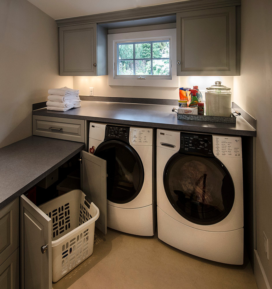 Idéer för mellanstora tvättstugor enbart för tvätt, med skåp i shakerstil, laminatbänkskiva, grå väggar, linoleumgolv, en tvättmaskin och torktumlare bredvid varandra och grå skåp