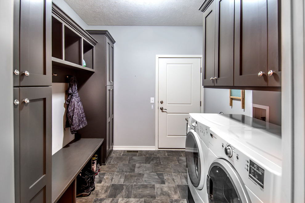 Esempio di una piccola lavanderia multiuso stile americano con ante in stile shaker, pareti grigie, pavimento in linoleum, lavatrice e asciugatrice affiancate, ante in legno bruno e pavimento grigio