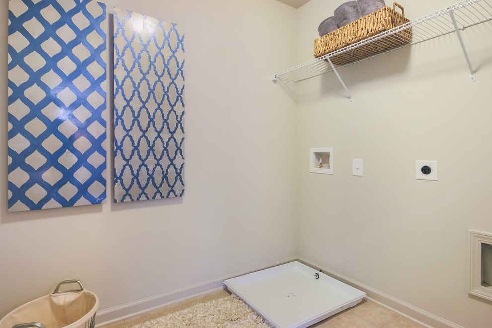 Immagine di una lavanderia classica di medie dimensioni con pareti beige, pavimento con piastrelle in ceramica e pavimento marrone