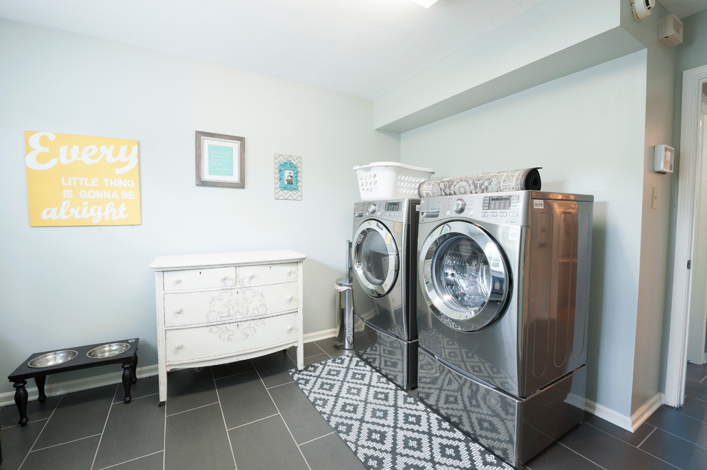 Mittelgroßer Klassischer Hauswirtschaftsraum mit Waschmaschinenschrank, grauer Wandfarbe, Porzellan-Bodenfliesen und Waschmaschine und Trockner nebeneinander in Indianapolis