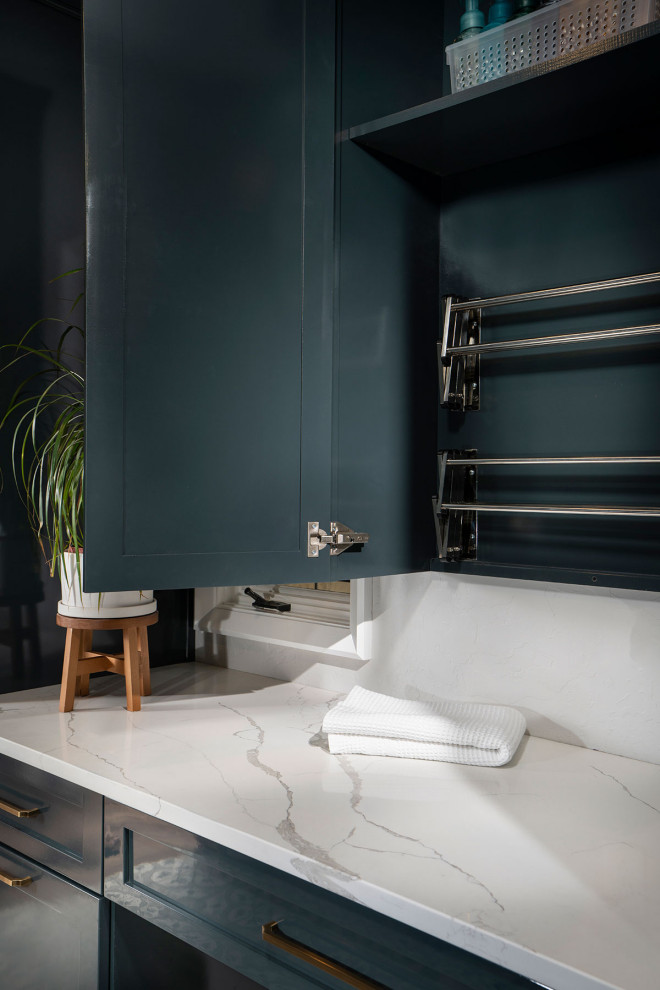 Idee per una sala lavanderia minimalista di medie dimensioni con ante blu, lavello sottopiano, top in quarzo composito, pareti grigie, pavimento in gres porcellanato e lavatrice e asciugatrice affiancate