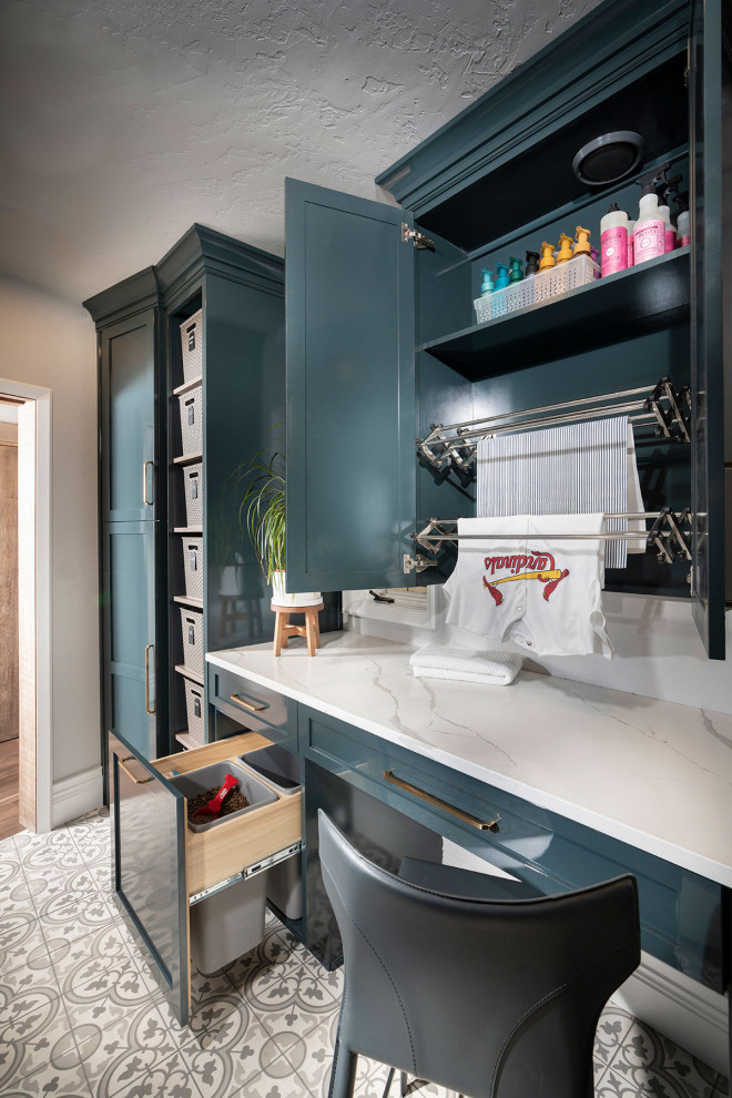 Esempio di una sala lavanderia minimalista di medie dimensioni con lavello sottopiano, ante blu, top in quarzo composito, pareti grigie, pavimento in gres porcellanato e lavatrice e asciugatrice affiancate