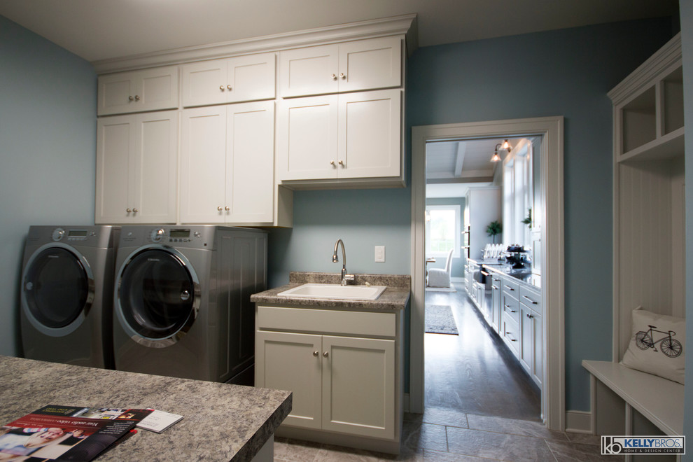 Idee per una lavanderia classica di medie dimensioni con lavello da incasso, ante in stile shaker, ante grigie, top in laminato, pareti blu, pavimento con piastrelle in ceramica, lavatrice e asciugatrice affiancate e pavimento grigio