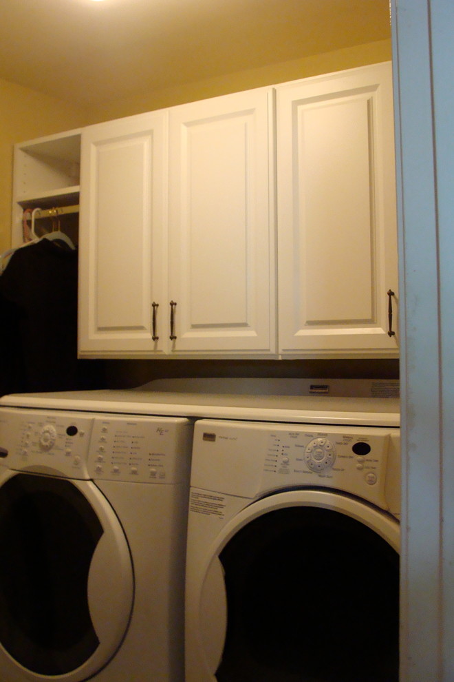 Example of a classic laundry room design in New York