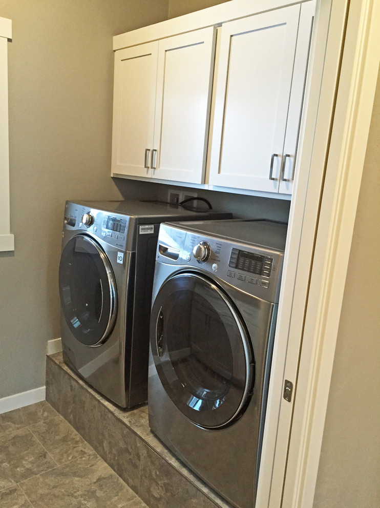 Mittelgroße Moderne Waschküche in U-Form mit Schrankfronten im Shaker-Stil, weißen Schränken, grauer Wandfarbe, Vinylboden und Waschmaschine und Trockner nebeneinander in Milwaukee