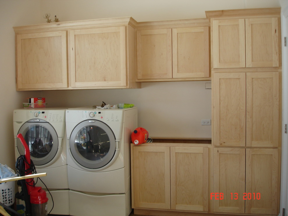 Laundry room - traditional laundry room idea in Chicago