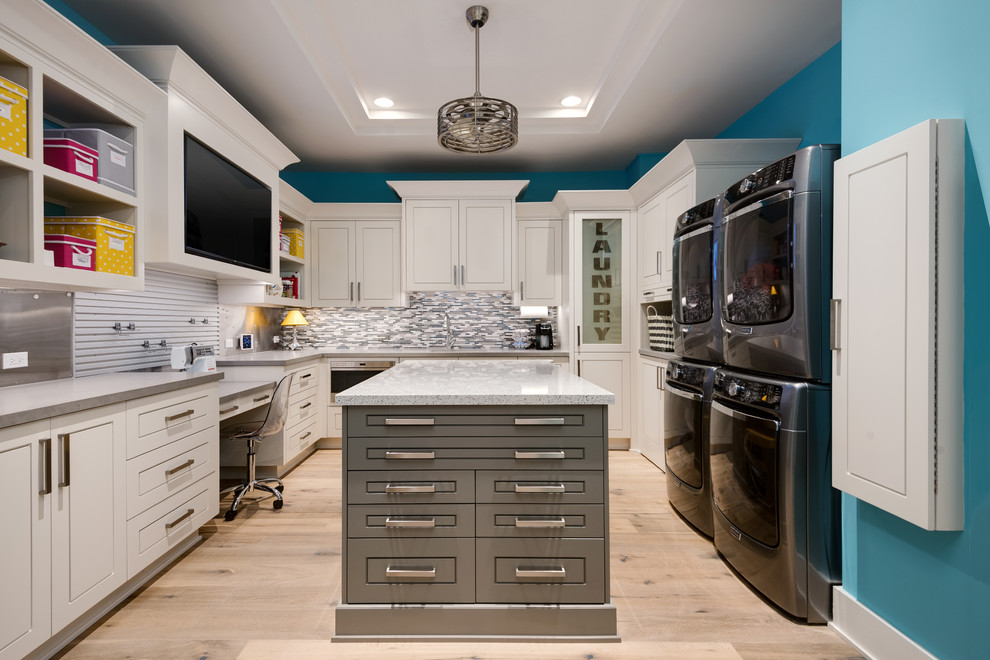 Multifunktionaler Klassischer Hauswirtschaftsraum in U-Form mit weißen Schränken, blauer Wandfarbe, hellem Holzboden und beigem Boden in Phoenix