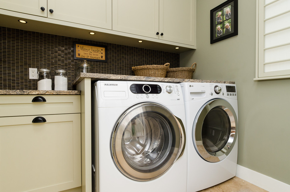 Idéer för en mellanstor amerikansk l-formad tvättstuga enbart för tvätt, med skåp i shakerstil, granitbänkskiva, travertin golv, en tvättmaskin och torktumlare bredvid varandra, beige skåp och grå väggar