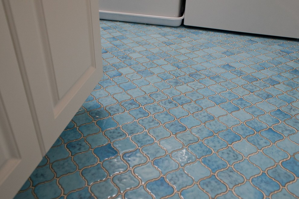 Inspiration för en mellanstor tvättstuga, med klinkergolv i keramik, blått golv och en tvättmaskin och torktumlare bredvid varandra