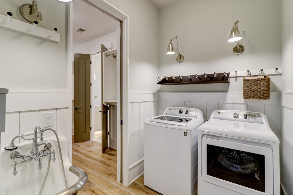 Minimalist laundry room photo in Charleston