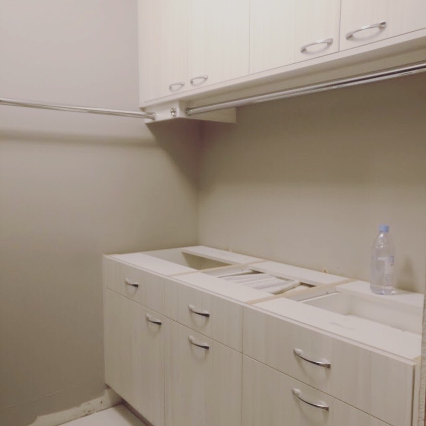 Idee per un ripostiglio-lavanderia moderno di medie dimensioni con ante lisce, ante beige, pareti bianche, pavimento in gres porcellanato e pavimento bianco