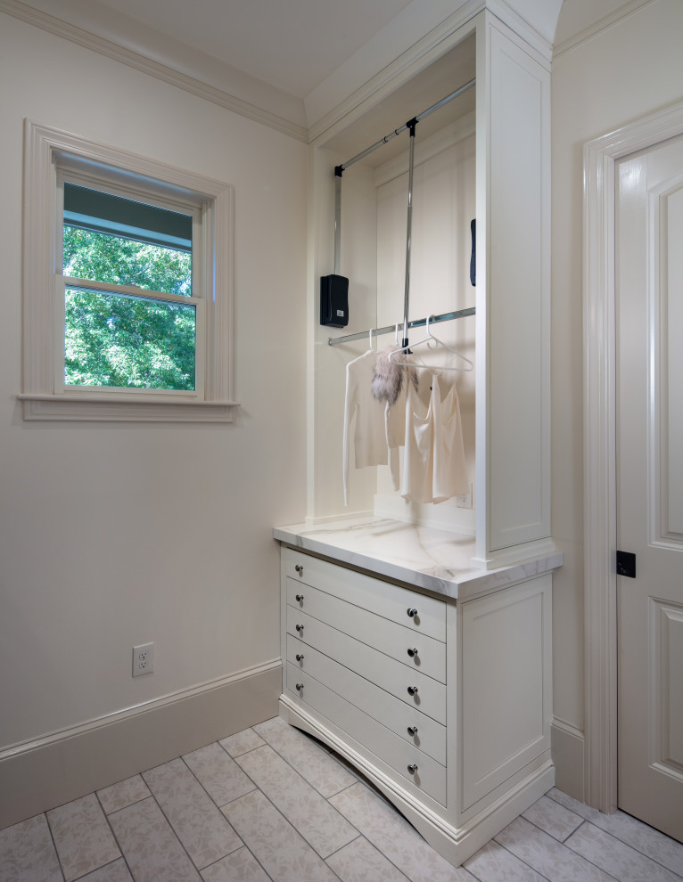 Exempel på en mellanstor klassisk vita vitt tvättstuga enbart för tvätt, med en undermonterad diskho, släta luckor, vita skåp, bänkskiva i koppar, stänkskydd i mosaik, grå väggar, klinkergolv i porslin, en tvättmaskin och torktumlare bredvid varandra och grått golv